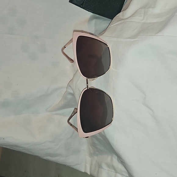 Stylish Pink and Black Sunglasses for a Bold Look - Picture 3 of 16